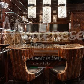 роскошная кухня с яркой и мерцающей люстрой