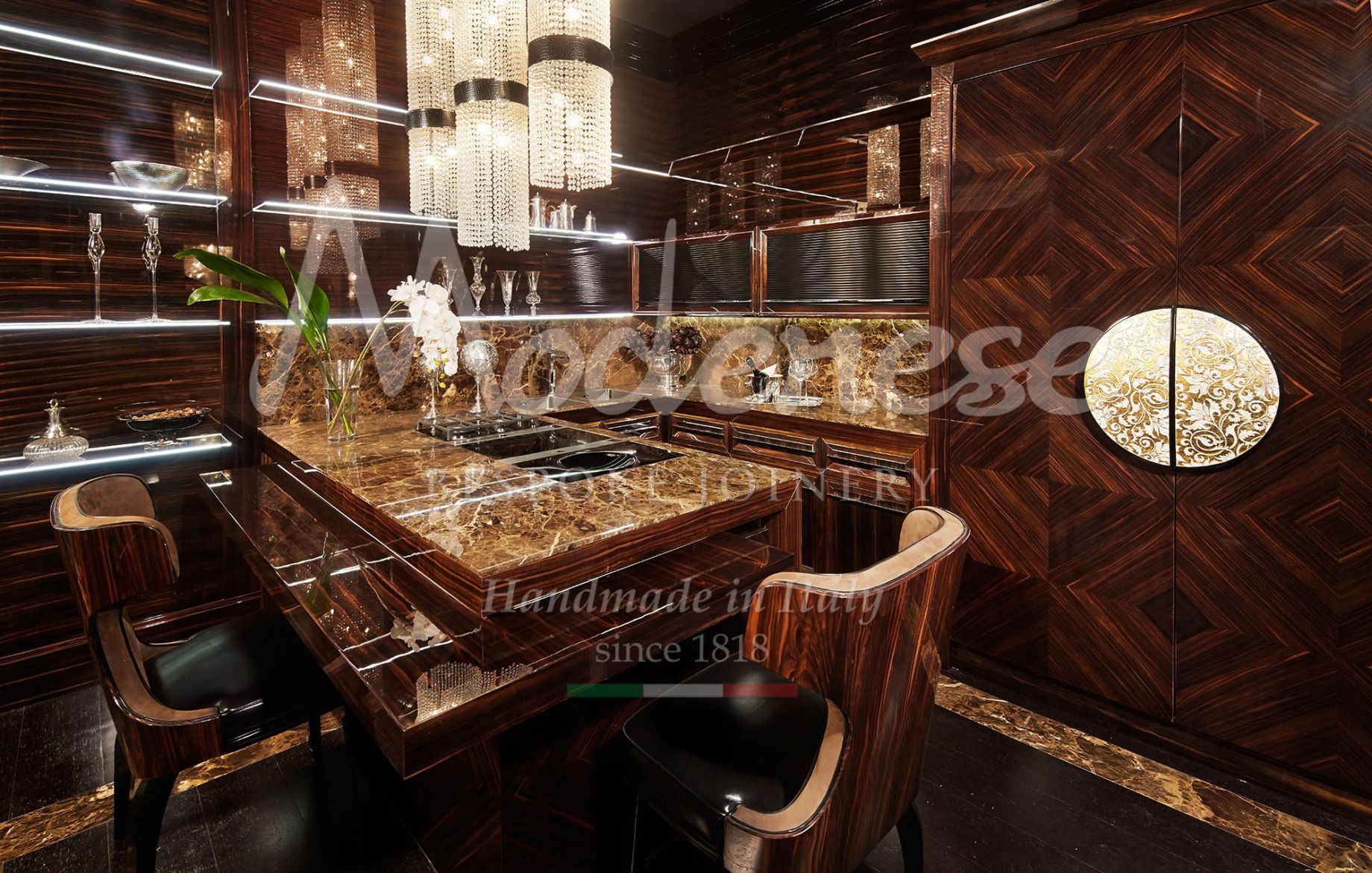 элегантная и роскошная кухня с деревянными и мраморными деталями