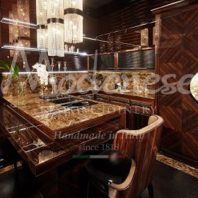 элегантная и роскошная кухня с деревянными и мраморными деталями