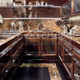 кухня eclectic с глянцевой отделкой из макассарского дерева