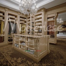 Design italien luxueux renforcé par l’îlot central avec un riche travail néoclassique