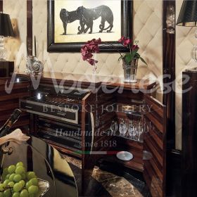 кухня высшего качества с деревянными шкафами