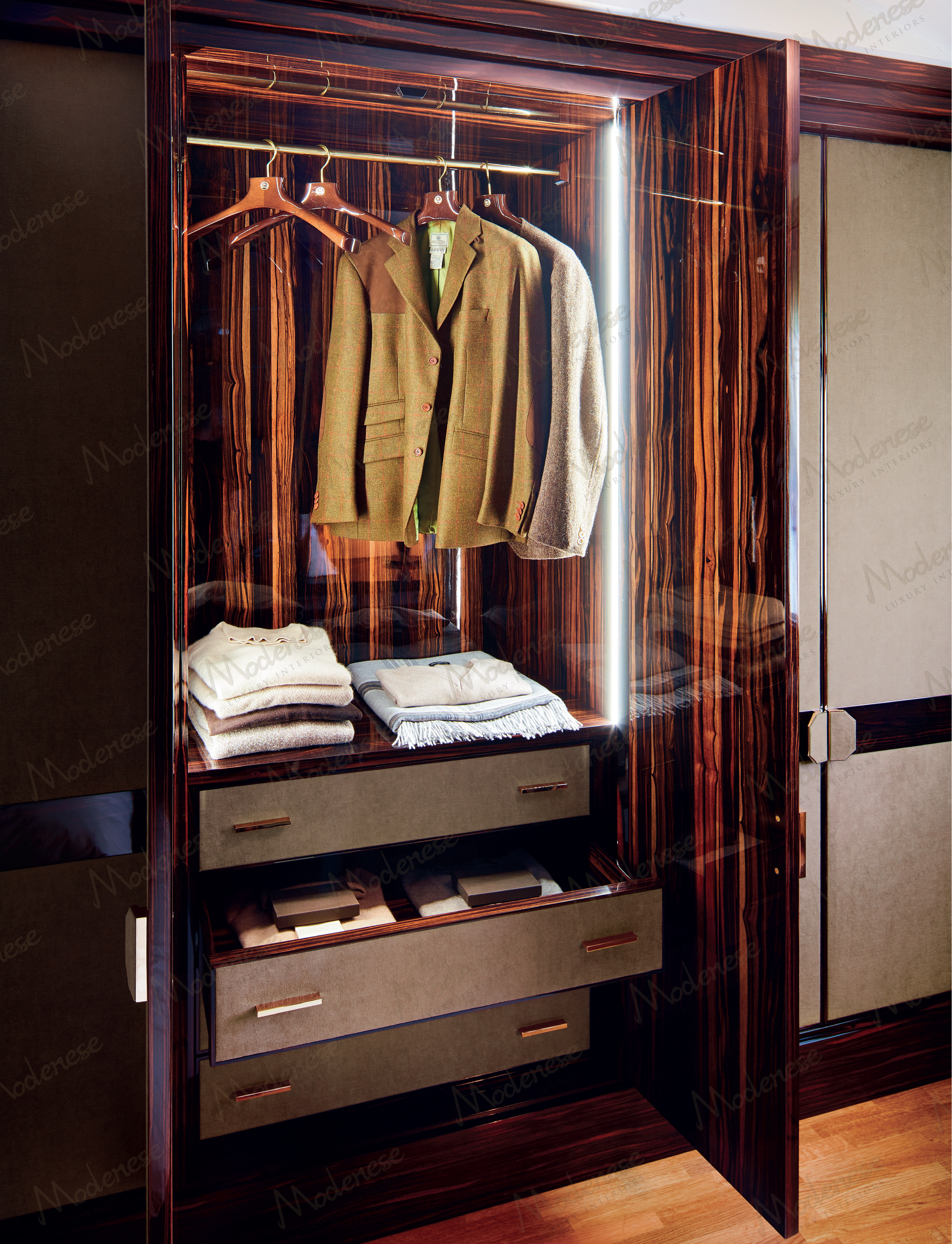 Manhattan Noir Walk-In Closet Manhattan Noir Walk-In Closet by Modenese Bespoke - image 01
