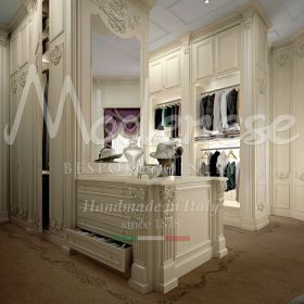 garde-robe royale ornée de détails ornementaux exquis