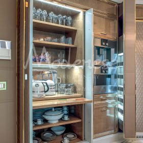 مطبخ إيطالي بتصميم راقي مع رخام ذهبي Calacatta