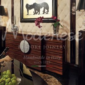 拥有柔软豪华墙壁和木质橱柜的精英厨房