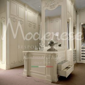 un élégant placard baroque agrémentée d'accents de luxe exclusifs et sur mesure pour l'élite