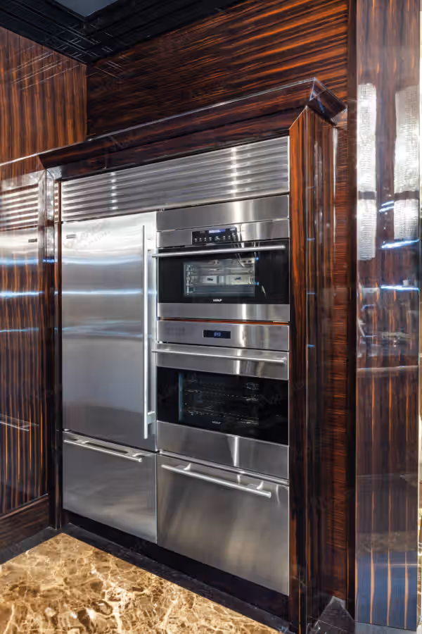 Eclectic Italian kitchen in Doha by Modenese Bespoke