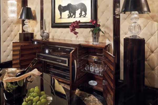 Eclectic Italian kitchen in Doha by Modenese Bespoke