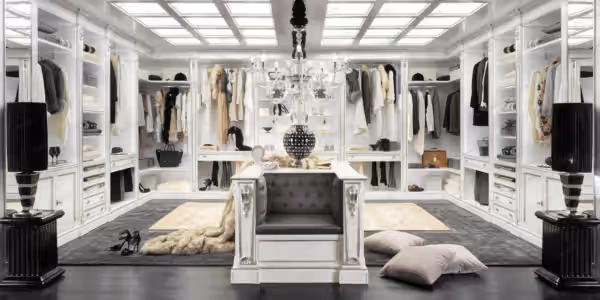 Modern Deluxe Italian walk-in closet by Modenese Bespoke
