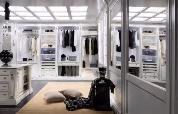 Modern Deluxe Italian walk-in closet by Modenese Bespoke