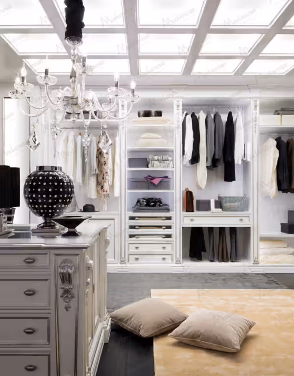 Modern Deluxe Italian walk-in closet by Modenese Bespoke