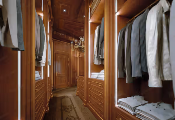 Classic Neoclassic Italian walk-in closet by Modenese Bespoke