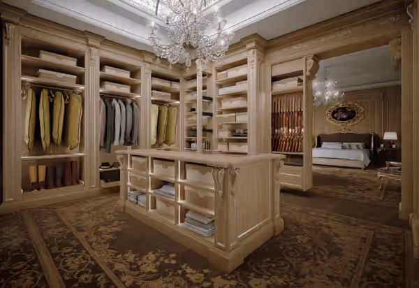 Classic Traditional Italian walk-in closet by Modenese Bespoke