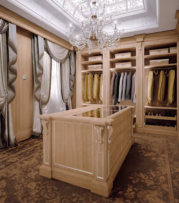 Classic Traditional Italian walk-in closet by Modenese Bespoke