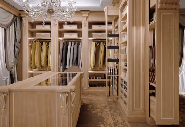 Classic Traditional Italian walk-in closet by Modenese Bespoke