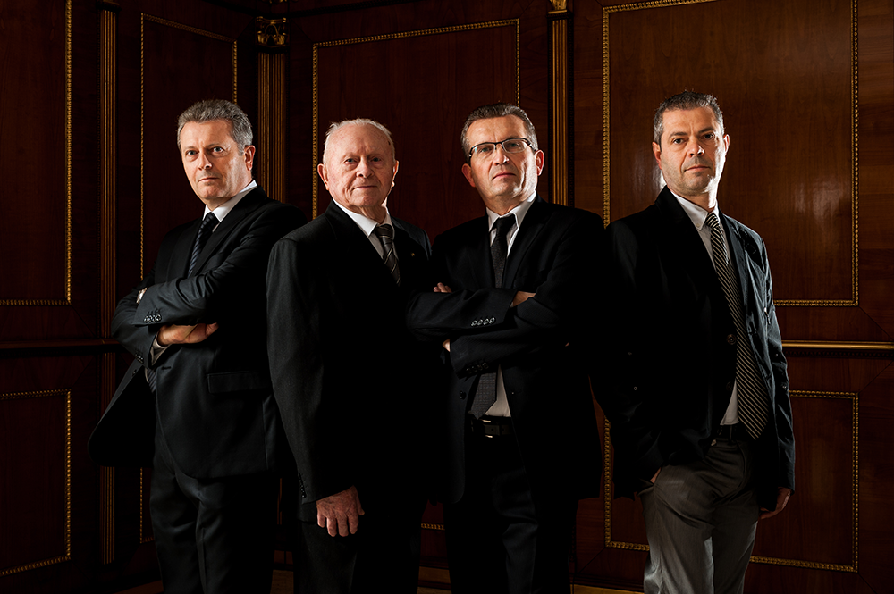 The Modenese family, Italian master الأثاث makers since 1818